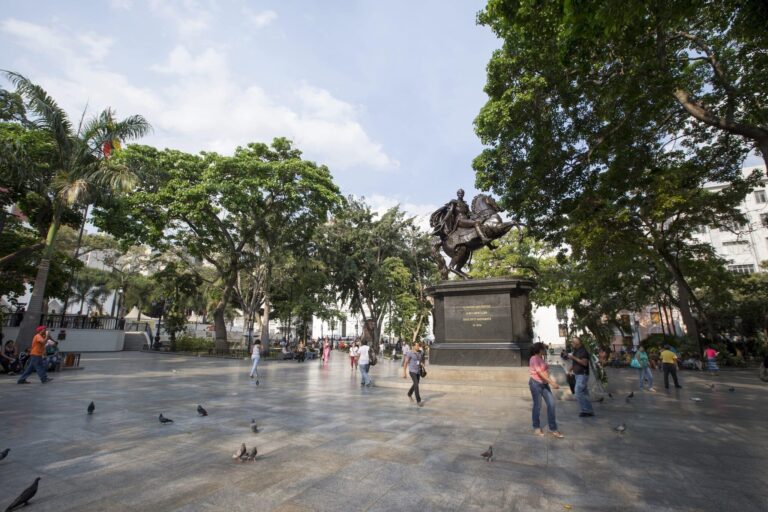 plaza bolivar de caracas centro historico estatua bolivar
